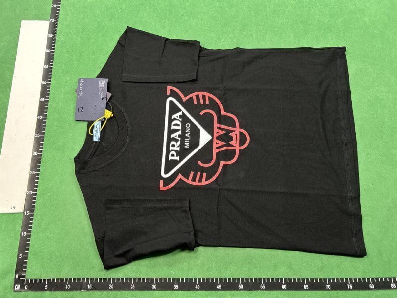 Prada tee    (40 CP) -4