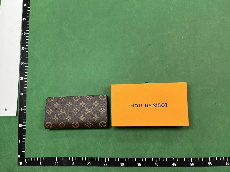 Louis Vuitton /Gucci wallet