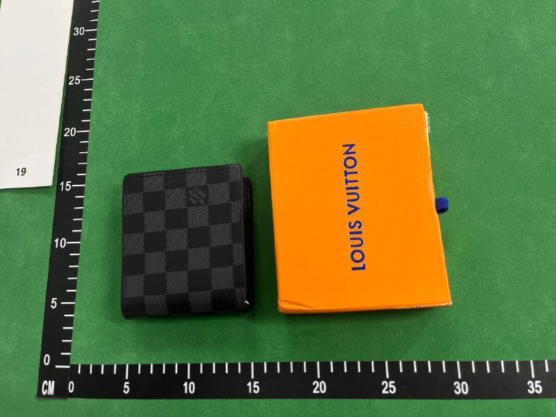 Louis Vuitton /Gucci wallet