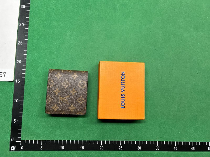 Louis Vuitton /Gucci wallet